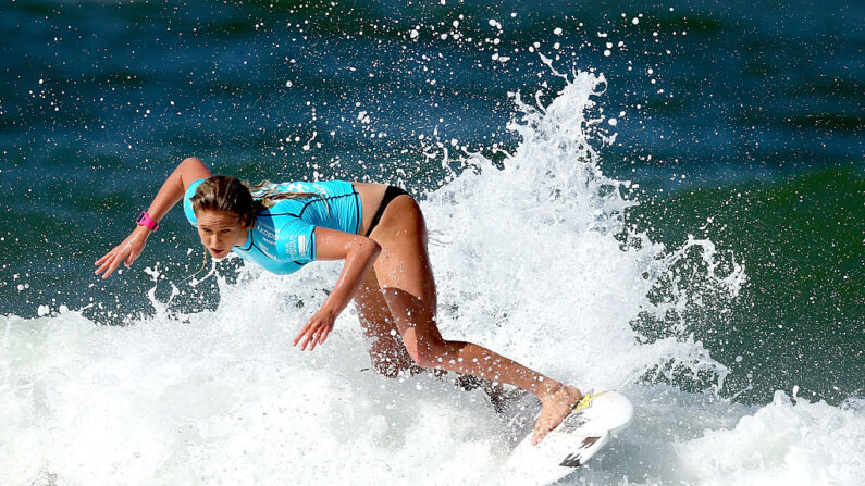 L'Australienne Laura Enever a battu le record de la plus grosse vague surfée par une femme, avec une hauteur de 13,3 mètres.  (Photo : Matthew Stockman/Getty Images)