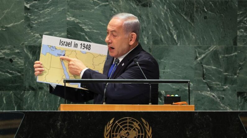 Le Premier ministre de l'État d'Israël, Benjamin Netanyahu, brandit une carte alors qu'il s'exprime lors de l'Assemblée générale des Nations unies (AGNU) au siège des Nations unies, le 22 septembre 2023 à New York. (Michael M. Santiago/Getty Images)