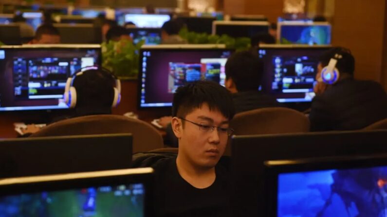 Des internautes chinois dans un bar Internet à Pékin le 16 décembre 2015. (Greg Baker /AFP via Getty Images)
