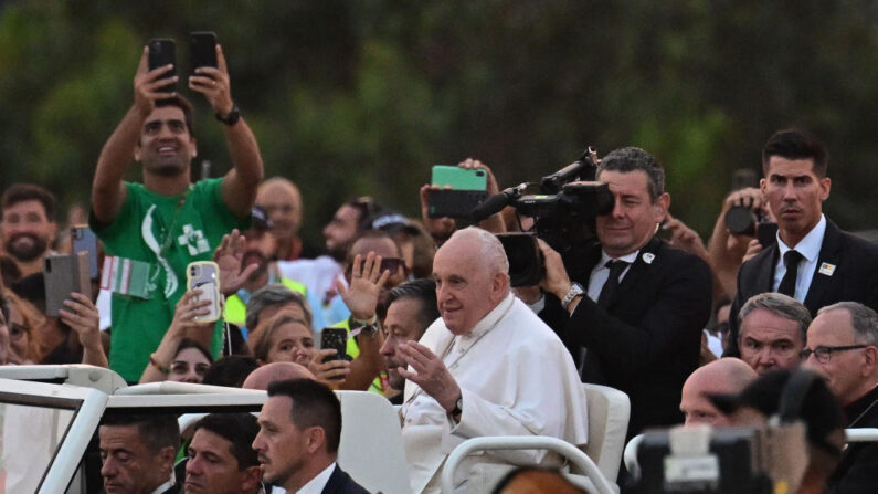 Le pape François arrive pour présider la veillée des Journées mondiales de la jeunesse à Lisbonne, dans le parc du Tejo, le 5 août 2023. (Photo MARCO BERTORELLO/AFP via Getty Images)