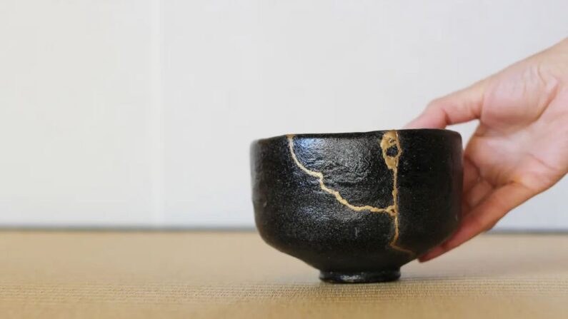 Réparation d'une tasse de thé en poterie fissurée le 8 août 2018 (Riya Takahashi/iStock)