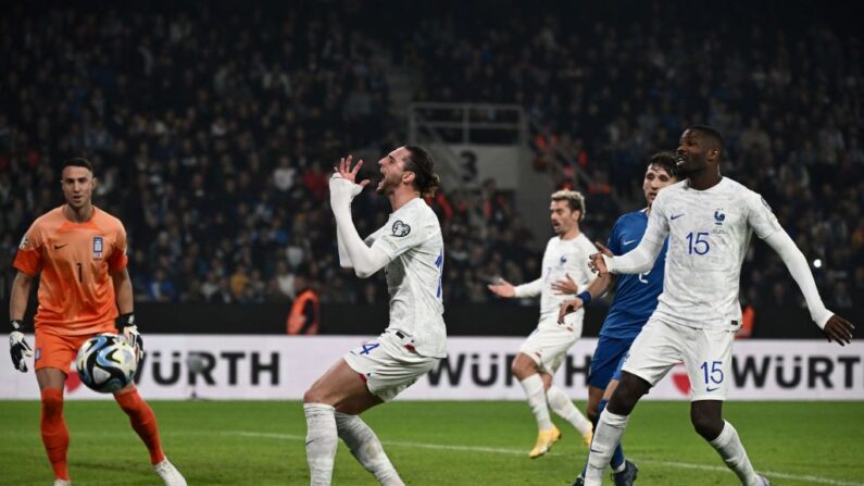 Pas de grand chelem pour la France, qui l'a laissé filer en encaissant deux buts en cinq minutes en Grèce (2-2). (Photo : ARIS MESSINIS/AFP via Getty Images)