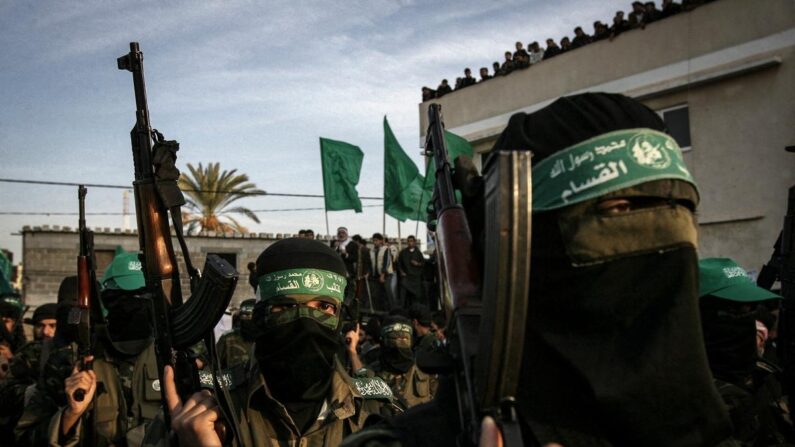 Des terroristes palestiniens masqués du Hamas, le parti au pouvoir, défilent lors d'un rassemblement marquant le 19e anniversaire du Hamas à Khan Yunis, dans la bande de Gaza, le 14 décembre 2006. (SAID KHATIB/AFP via Getty Images)