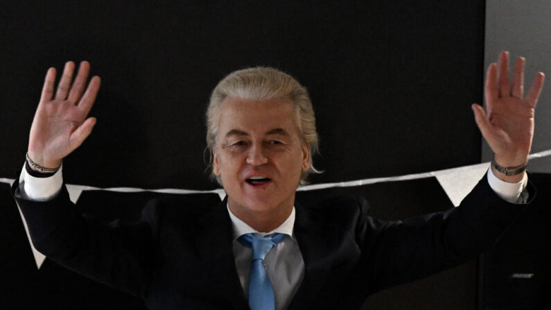 Le leader du Parti pour la liberté (PVV) Geert Wilders salue la foule alors qu'il arrive à une réunion post-électorale au centre de conférence Nieuwspoort à La Haye, le 23 novembre 2023. (Photo par JOHN THYS/AFP via Getty Images) 