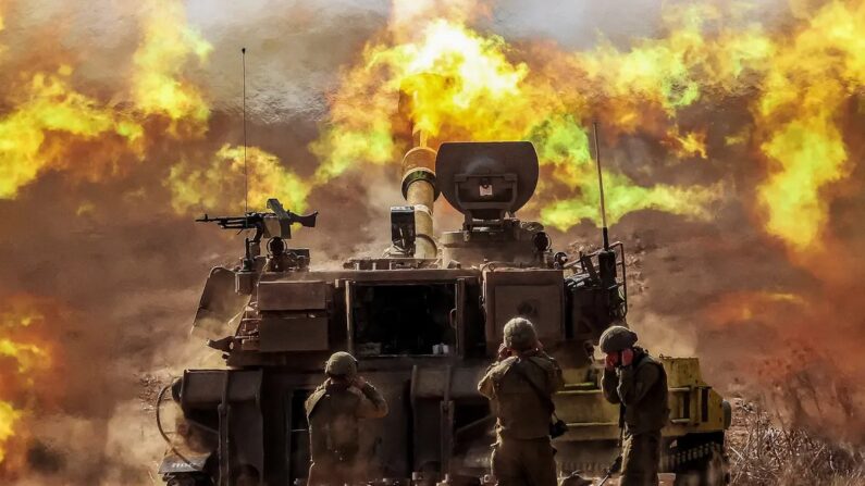 Un obusier automoteur M109 155mm de l'armée israélienne tire des obus près de la frontière avec Gaza dans le sud d'Israël le 11 octobre 2023. (Jack Guez/AFP via Getty Images)