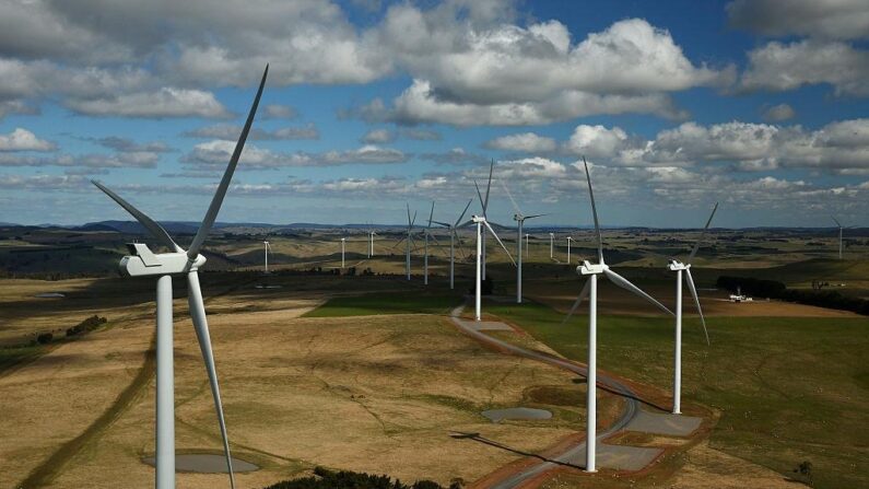 Le parc éolien de Taralga au-dessus des terres agricoles à Taralga, Nouvelle-Galles du Sud, Australie, le 31 août 2015. (Mark Kolbe/Getty Images)