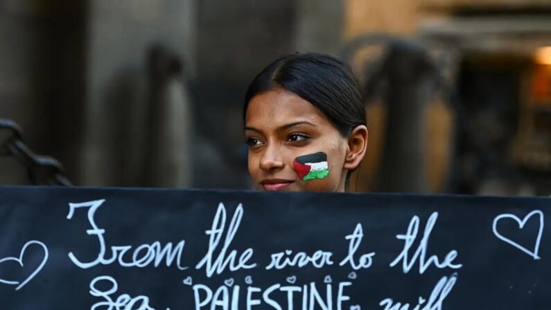 Une manifestante tient une pancarte sur laquelle on peut lire "De la rivière à la mer, la Palestine sera libre" lors d'un rassemblement de soutien aux Palestiniens à Milan, en Italie, le 10 octobre 2023. (Piero Cruciatti/AFP/Getty Images/Tribune Content Agency)