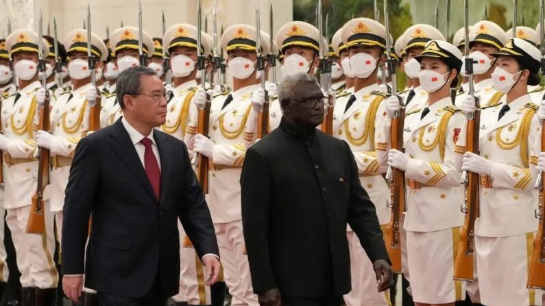 Le Premier ministre des îles Salomon, Manasseh Sogavare (à droite), et le Premier ministre chinois, Li Qiang, inspectent la garde d'honneur lors d'une cérémonie de bienvenue au Grand Hall du Peuple à Pékin, en Chine, le 10 juillet 2023. (Andy Wong/POOL/AFP via Getty Images)