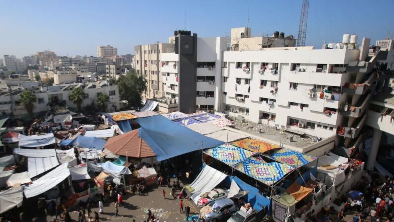 L'enceinte de l'hôpital al-Shifa dans la ville de Gaza, le 7 novembre 2023. (Bashar Taleb/AFP via Getty Images)