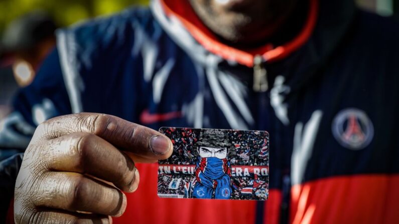 Un supporter ultra du Paris Saint-Germain, montre sa carte de membre Ultras à l'extérieur du stade du Parc des Princes à Paris, le 26 septembre 2018.       (Photo : GEOFFROY VAN DER HASSELT/AFP via Getty Images)