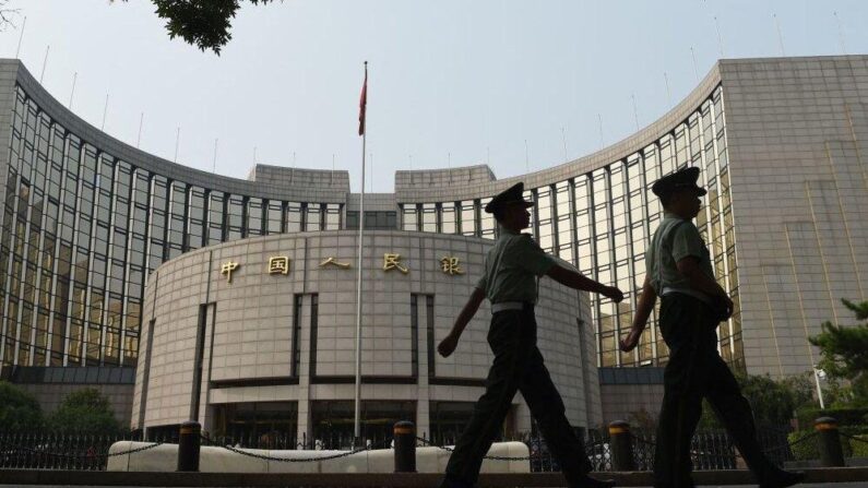 Des policiers devant la Banque populaire de Chine, la banque centrale de Chine, à Pékin le 8 juillet 2015. (Greg Baker/AFP via Getty Images)