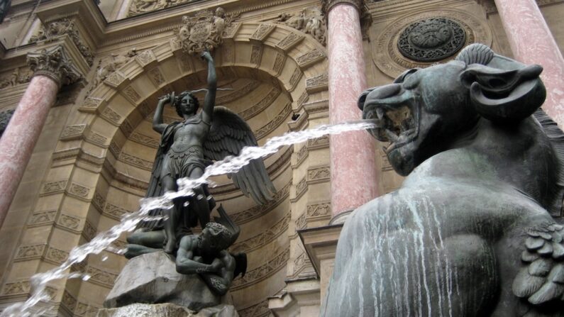 La fontaine Saint-Michel, conçue par Gabriel Davioud et inaugurée en 1860, dans le 6e arrondissement de Paris sur la place Saint-Michel, au croisement du boulevard Saint-Michel et de la rue Danton. (crédit photo Flickr)