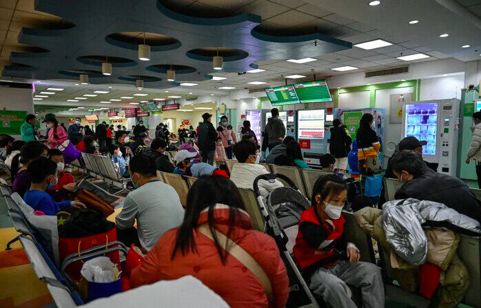 Des enfants et leurs parents attendent dans une zone de consultation externe d'un hôpital pour enfants à Pékin, le 23 novembre 2023. (Jade Gao/AFP via Getty Images)