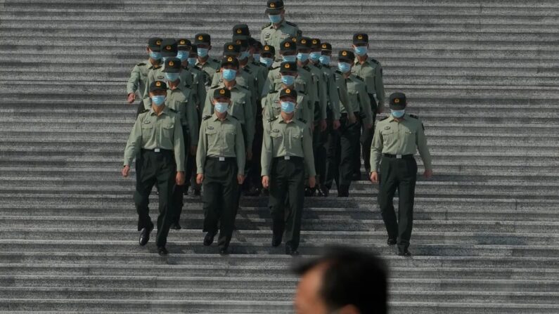 Des membres de la fanfare de l'Armée populaire de libération sortent après la séance de clôture du 20e Congrès national du Parti communiste chinois, à l'extérieur du Grand Hall du peuple à Pékin, en Chine, le 22 octobre 2022. (Kevin Frayer/Getty Images)