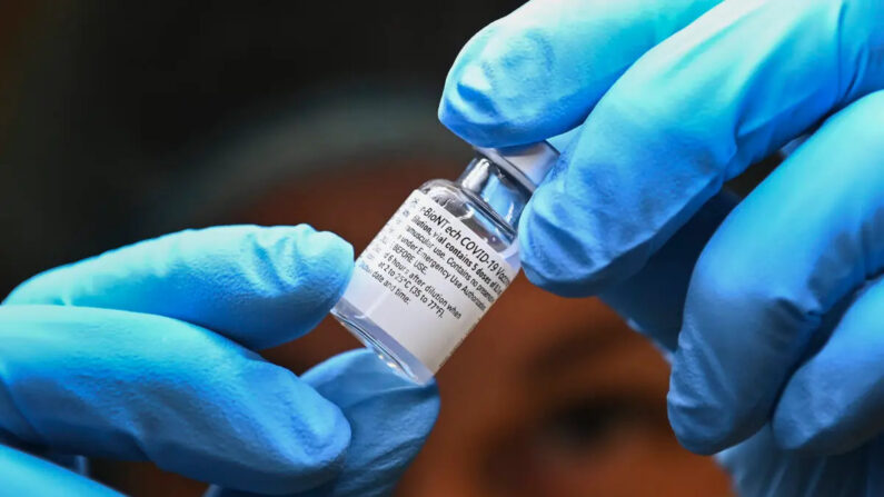 Un agent de santé prépare une dose du vaccin Pfizer-BioNTech contre le Covid-19 dans une clinique de vaccination de l'UHN contre le Covid-19 à Toronto, le 7 janvier 2021. (La Presse canadienne/Nathan Denette)