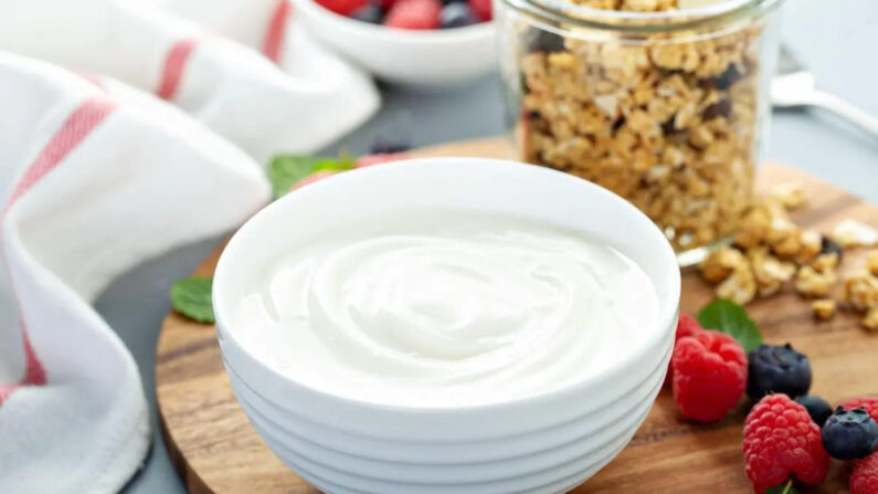 Manger du yaourt peut reconstituer des millions de probiotiques (Elena Veselova/Shutterstock)