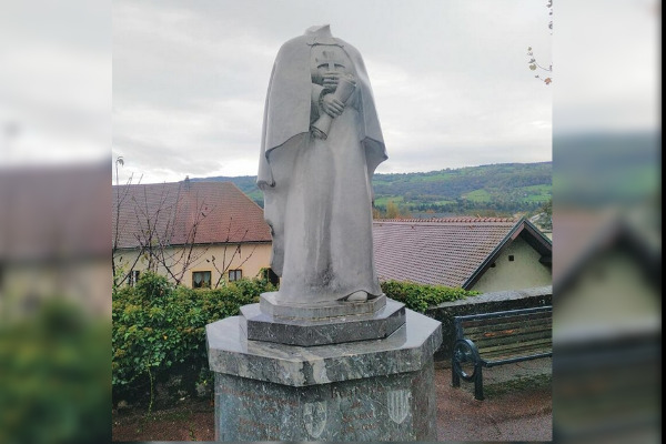 Dans la commune des Échelles (Savoie), une statue représentant Béatrice de Savoie a été décapitée. (capture d'écran mairie des Échelles)
