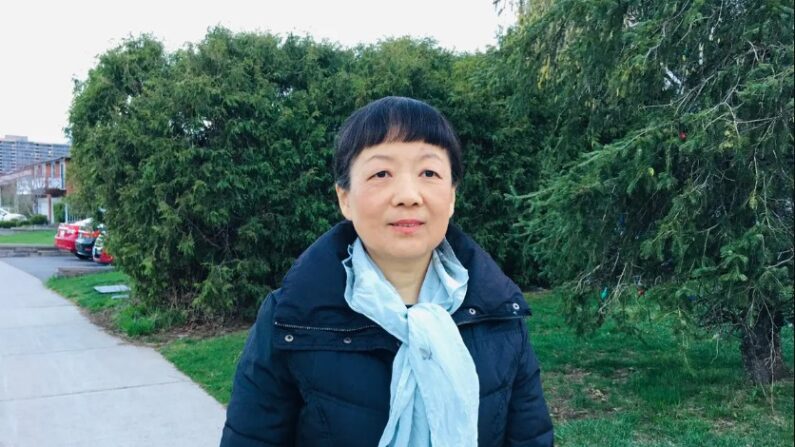 Michelle Zhang, une pratiquante du Falun Gong résidant à Toronto, pose pour une photo le 19 avril 2023. Mme Zhang et sa famille ont vécu sous la persécution du Parti communiste chinois pendant des années. (Michelle Hu/Epoch Times) 