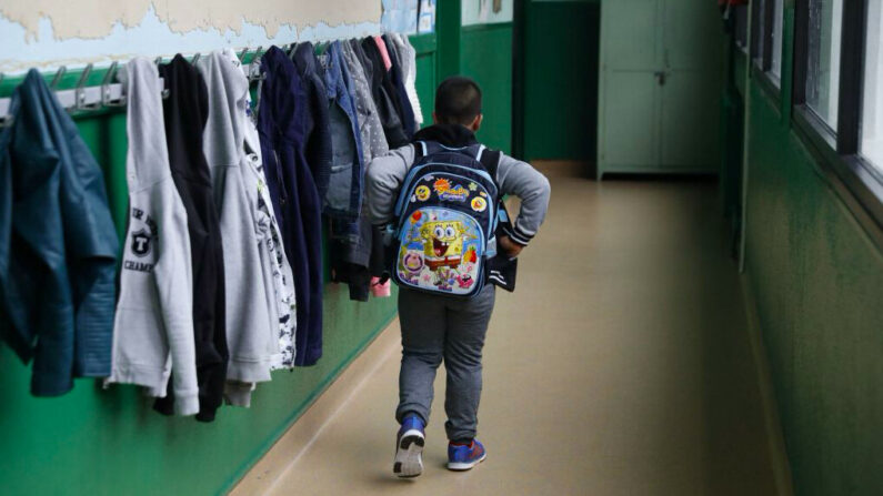 En juin, des enfants de CM1 et CM2 avaient fait la même chose dans trois écoles différentes. (Photo: PATRICK KOVARIK/AFP via Getty Images)