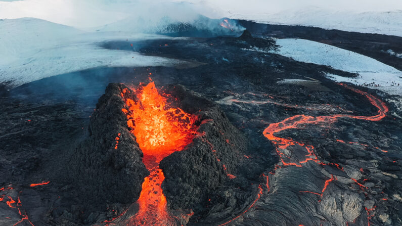 Le volcan islandais Fagradalsfjall en éruption en 2021, près de Grindavik et Reykjavik. (Photo: Mathias Berlin/Shutterstock)