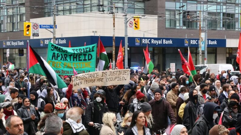 Des manifestants propalestiniens marchent le long de Bay Street dans le centre-ville de Toronto, le 9 octobre 2023. (Andrew Chen/Epoch Times)