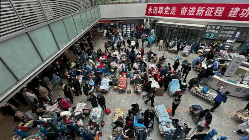 Des patients sur des lits installés dans l'atrium d'un hôpital de Shanghai, le 13 janvier 2023. (Kevin Frayer/Getty Images)