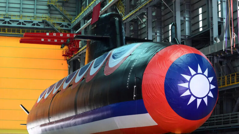 Le premier sous-marin taïwanais "Narwhal" est présenté lors d'une cérémonie d'inauguration dans le chantier naval CSBC Corp. dans la ville de Kaohsiung à Taïwan, le 28 septembre 2023. (Sam Yeh/AFP via Getty Images)