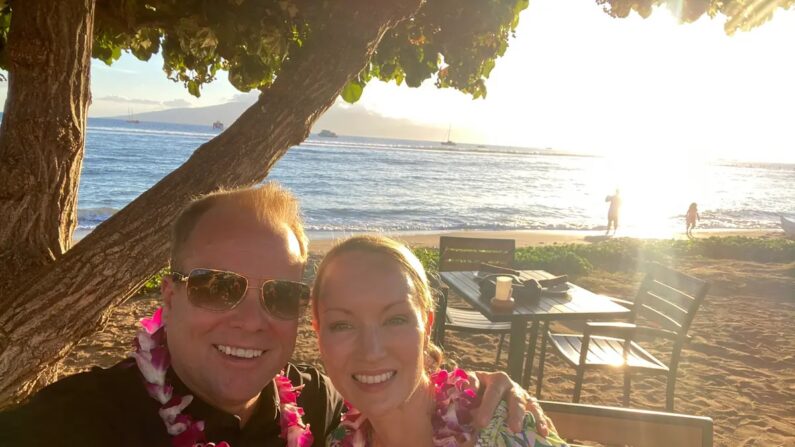 Marianne et son mari Scott à Hawaï en août 2023, un an et demi après être tombée malade. (avec l'aimable autorisation de Marianne)