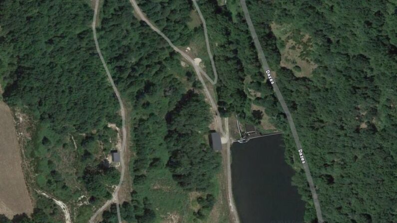 Le barrage d'Espeyrac (Aveyron) s'est fissuré dans la nuit de mardi 5 à mercredi 6 décembre 2023. (Capture d'écran/Google Maps)