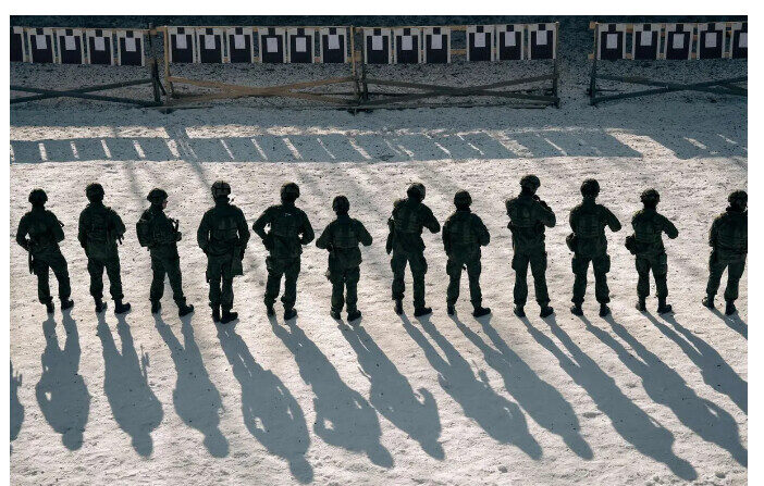 Des réservistes finlandais s’entraînent au stand de tir alors qu'ils participent à un exercice militaire à la base de Santahamina à Helsinki, Finlande, le 7 mars 2023. (Alessandro Rampazzo/AFP via Getty Images)