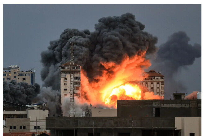 Une frappe israélienne détruit le "Palestine Tower building" qui, selon l’armée israélienne, abritait les services de renseignement du Hamas, ses unités de production d'armes et les bureaux de ses dirigeants, dans la ville de Gaza, le 7 octobre 2023. (Mahmud Hams/AFP via Getty Images)