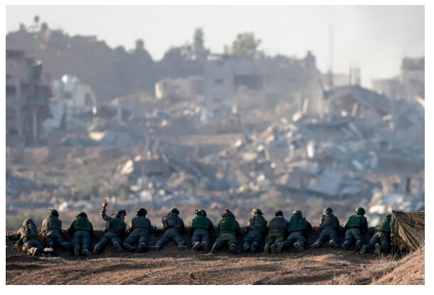 Des soldats israéliens sont positionnés sur une colline surplombant le nord de Gaza, alors que les combats se poursuivent entre Israël et le Hamas, le 11 décembre 2023. (Menahem Kahana/AFP via Getty Images)