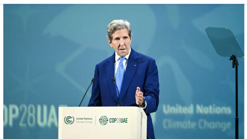 John Kerry, envoyé spécial de Joe Biden pour le climat, prend la parole lors de la 28e Conférence des Nations unies sur les changements climatiques (COP28) à l'Expo City de Dubaï, aux Émirats arabes unis, le 2 décembre 2023. (Stuart Wilson/COP28 via Getty Images)