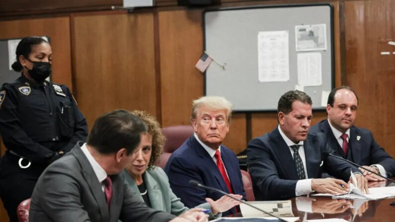 L'ancien président américain Donald Trump avec ses avocats lors de sa mise en accusation au tribunal pénal de Manhattan le 4 avril 2023 à New York. (Photo par Andrew Kelly-Pool/Getty Images)