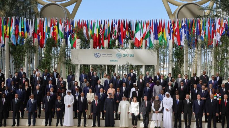 Les dirigeants et délégués du monde entier posent pour une photo lors du sommet sur le climat COP28 de l'ONU à Dubaï, aux Émirats arabes unis, le 1er décembre 2023. (Giuseppe Cacace/AFP via Getty Images)
