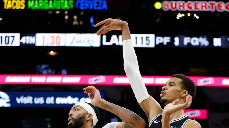 Les San Antonio Spurs de Victor Wembanyama ont subi une 18e défaite consécutive mercredi face aux Los Angeles Lakers. (Photo Ronald Cortes/Getty Images)