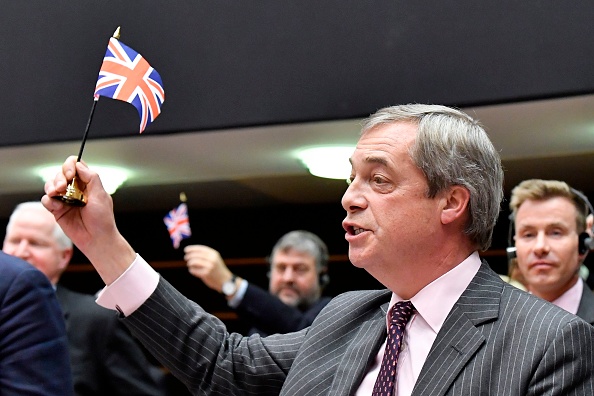 L’ex-eurodéputé Nigel Farage brandit un petit drapeau Union Jack lors d'une session plénière du Parlement européen à Bruxelles, le 29 janvier 2020.  (JOHN THYS/AFP via Getty Images)
