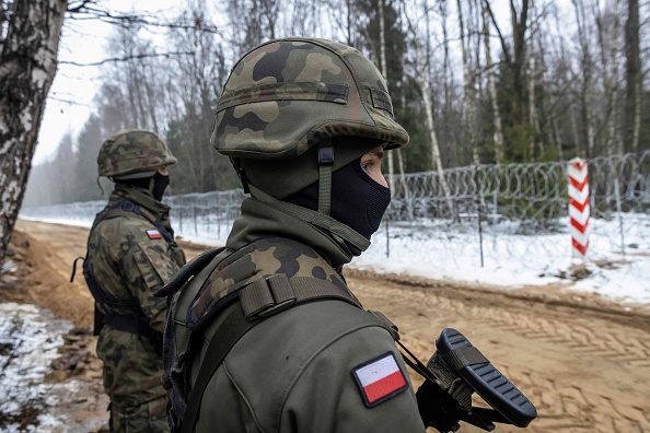 Des soldats polonais au long de la frontière entre la Pologne et la Biélorussie à Tolcze. (Photo WOJTEK RADWANSKI/AFP via Getty Images)