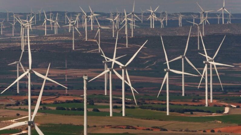 Le parc éolien à Villar de los Navarros, dans la province de Saragosse, en Espagne, le 5 avril 2022. Prochainement, le pays prévoit de démanteler ses installations vieillissantes. Photo : Cesar Manso/AFP via Getty Images

