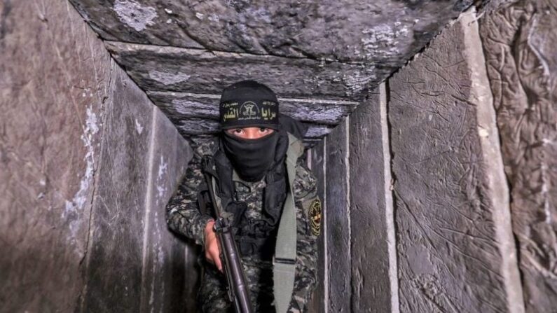Un membre de l'organisation terroriste "Jihad islamique" dans un tunnel de la bande de Gaza le 17 avril 2022. (Photo MAHMUD HAMS/AFP via Getty Images