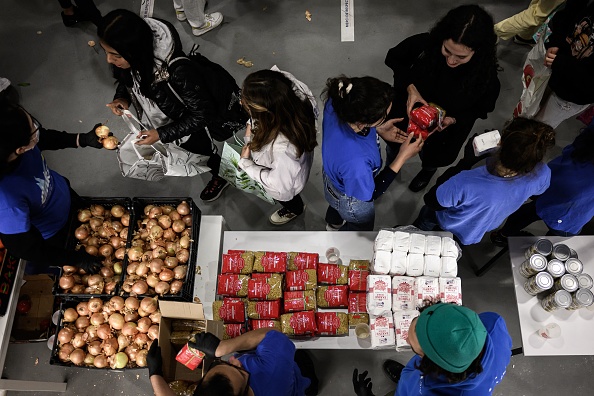 Des étudiants reçoivent une aide alimentaire par l'intermédiaire des bénévoles de l'association Linkee (en bleu) à Bordeaux en novembre 2022. (PHILIPPE LOPEZ/AFP via Getty Images)