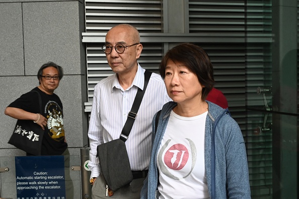 Une photo prise le 11 mars 2023 montre Marilyn Tang (à dr.), ancienne directrice exécutive de la Confédération des syndicats de Hong Kong (HKCTU), quittant le quartier général de la police de Wan Chai. (Photo PETER PARKS/AFP via Getty Images)