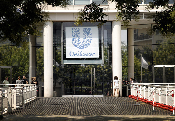 Unilever va devoir payer une amende de 2 millions d'euros en France en raison de « retards dans le paiement des factures de ses fournisseurs ». (Photo ERIC FEFERBERG/AFP via Getty Images)