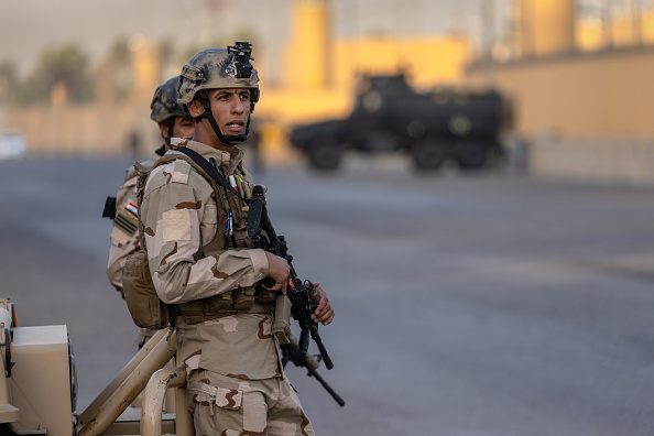 Des soldats de l'armée irakienne sur une route entre l'ambassade des États-Unis et la zone internationale à Bagdad, en Irak. 
Illustration. (Photo John Moore/Getty Images)