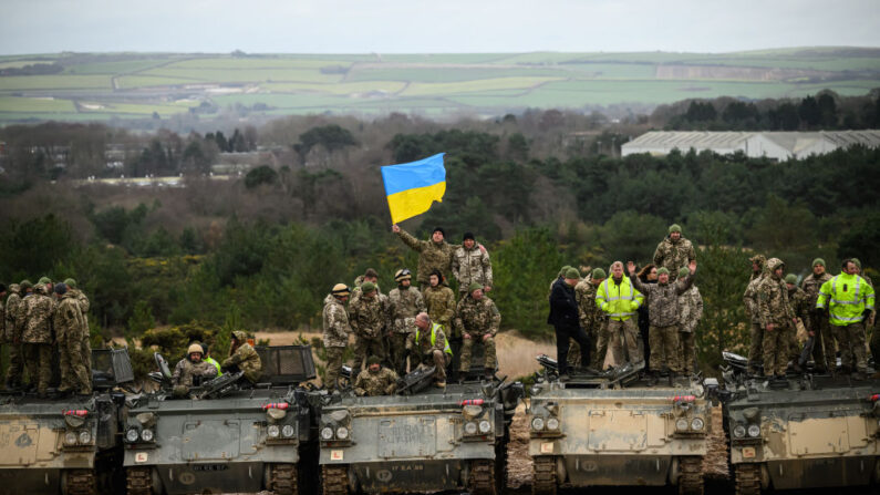 Les forces armées britanniques fournissent à l’Ukraine du matériel militaire et entraînent également les recrues ukrainiennes. Lors d’une formation, les recrues et formateurs sont photographiés le 23 février 2023 dans le sud de l’Angleterre. (Photo Leon Neal/Getty Images)