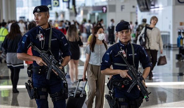 La police de Hong Kong offre des récompenses pour l’arrestation de cinq militants
