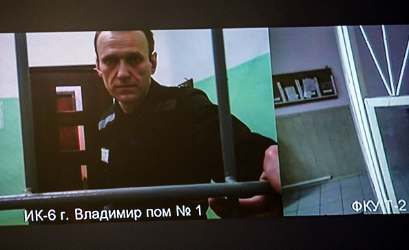 Un écran montre Alexeï Navalny à son arrivée au tribunal de Moscou, le 26 septembre 2023. (Photo TATYANA MAKEYEVA/AFP via Getty Images)