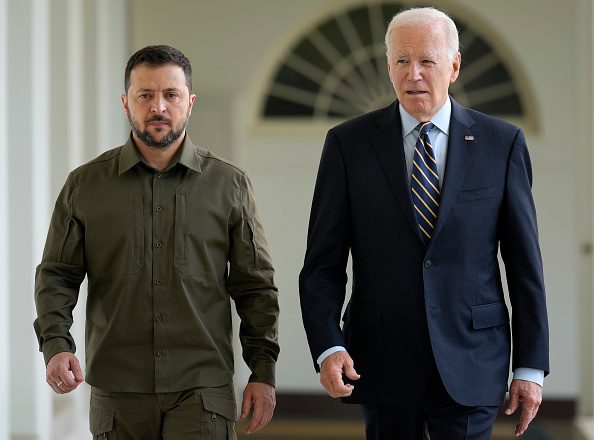 Le Président de l'Ukraine Volodymyr Zelensky (à g.) marche avec le Président américain Joe Biden le long de la colonnade menant au bureau ovale lors d'une visite à la Maison Blanche le 21 septembre 2023 à Washington, DC. (Photo Drew Angerer/Getty Images)