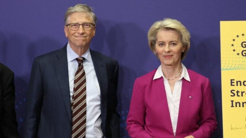 Bill Gates, co-président de la Bill & Melinda Gates Foundation, et Ursula von der Leyen, présidente de la Commission européenne, le 11 octobre 2023 à Bruxelles. Photo : Simon Wohlfahrt/AFP via Getty Images