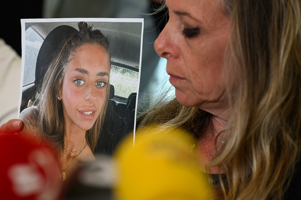  Keren Sherf Schem tient une photo de sa fille Mia Schem, lors d'une conférence de presse le 17 octobre 2023 à Tel Aviv, Israël.   (Leon Neal/Getty Images)